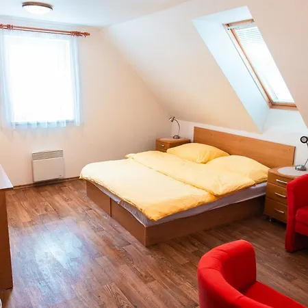 Kolodeje-zluty Dum Apartment